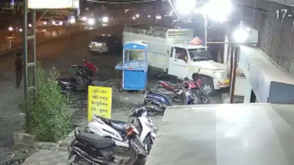 Pick-up van rams into dhaba in Surat, injures three customers