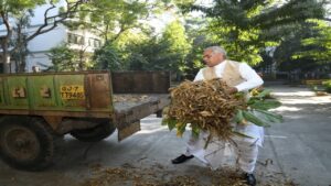 Gujarat: Seeing the dirt in the Gujarat Vidyapith, the Governor himself picked up the broom