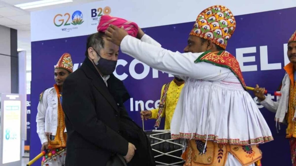 Foreign delegates arriving to participate in the G20 summit were welcomed with Gujarati turbans
