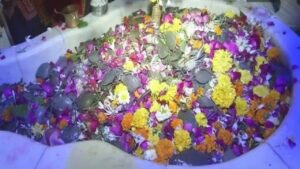 One such temple in Surat where Mahadev is offered garlands of flowers and live crabs