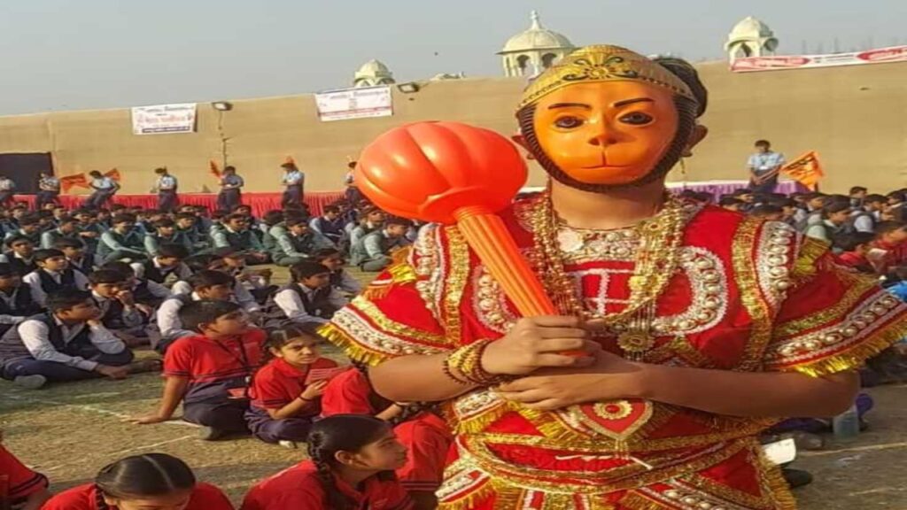 For the first time in Surat, 3100 students recited Hanuman Chalisa 21 times together.
