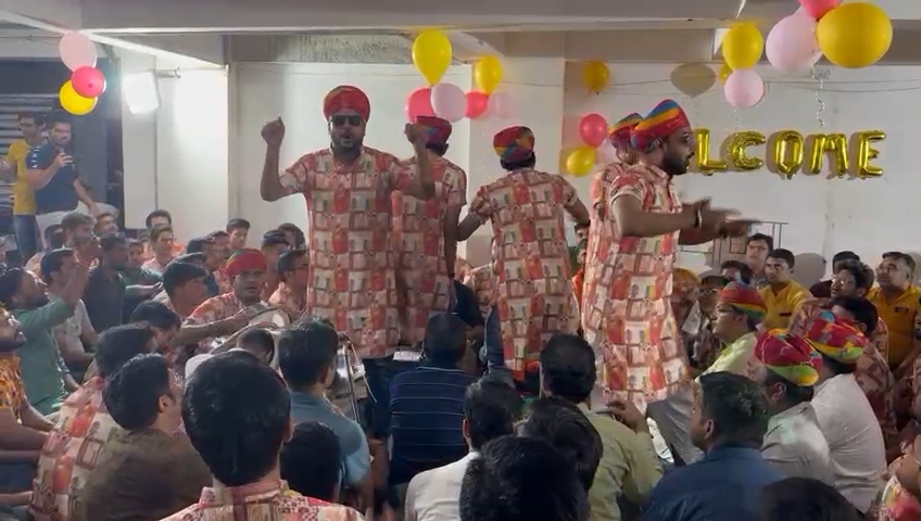 A unique song prepared on cloth merchants Modi