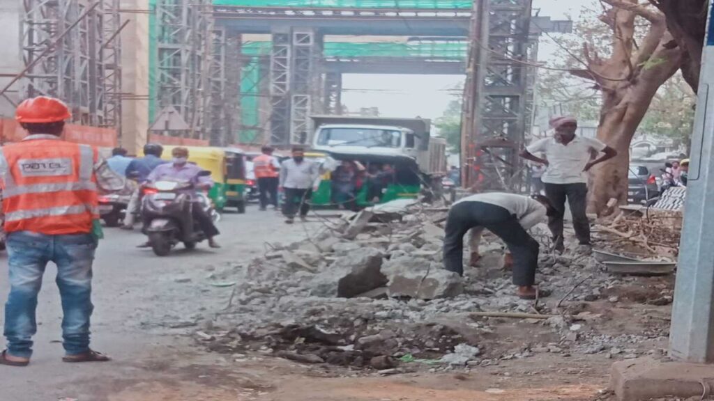 People will get partial relief from the traffic jams caused by Metro: Bus stands removed