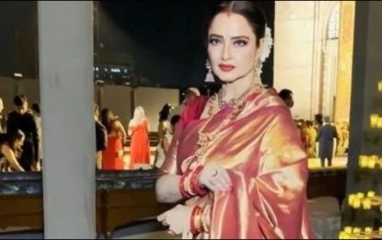 Evergreen Rekha survives falling in front of the camera: Watch this viral video