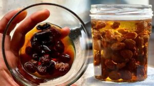 Not only raisins but also drinking its water has many benefits