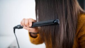 Straighten your hair naturally without using a hair straightener