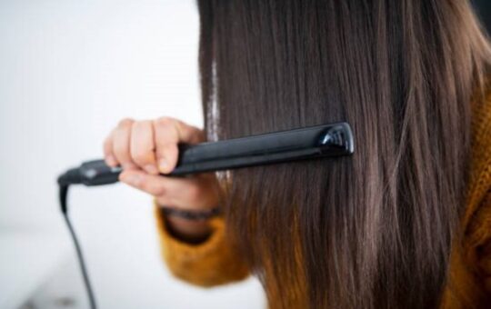 Straighten your hair naturally without using a hair straightener