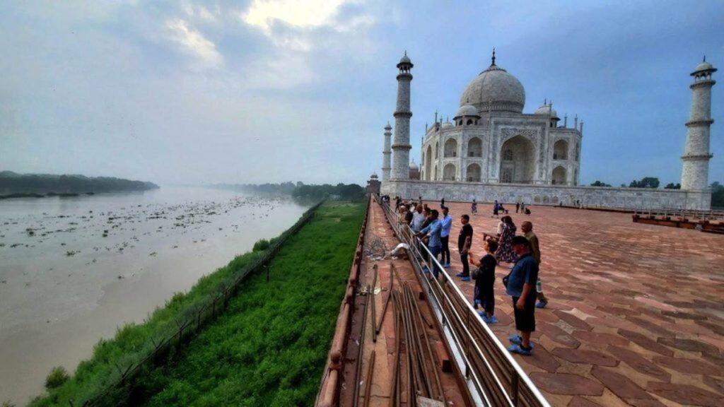 Yamuna water reaches Taj Mahal after 45 years, river water level drops in Delhi