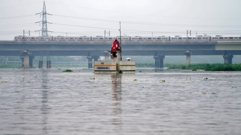 Yamuna river level crosses danger level: Flood threat remains in Delhi