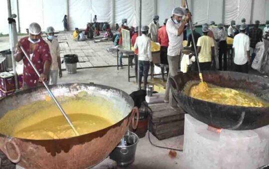 Ambaji: Prasad of Mohanthal has started: 3 lakh packets are being prepared daily