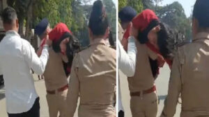 The PSI rushed to the court premises carrying the unconscious girl on his shoulder to provide immediate treatment