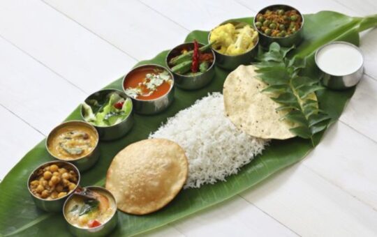 There are many benefits of eating food on banana leaves! You know too